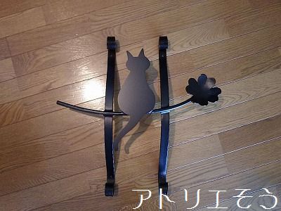 ちょっぴり太めの猫+四葉のクローバー妻飾り。アルミ製妻飾り。
